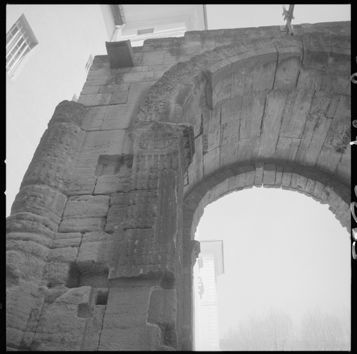 Arc monumental (dans la cour du palais), détail du décor sculpté sur la face sud.