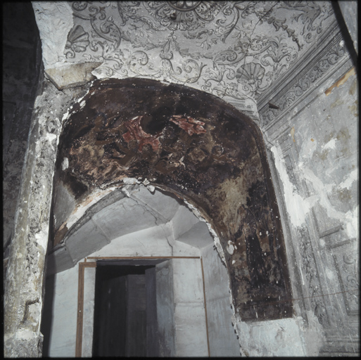 Premier étage, piece Cb, sas peint en grisaille. ; Premier étage. Cage d'escalier Bb. Peinture polychrome sous la vis.