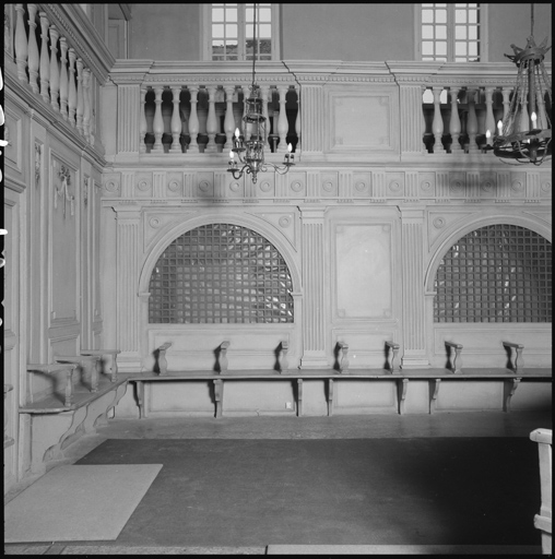 Salle de prière. Vue d'une travée de la galerie sud.