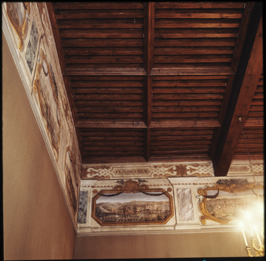 Salle d'audience de grande instance, vue de l'angle sud-ouest du plafond.