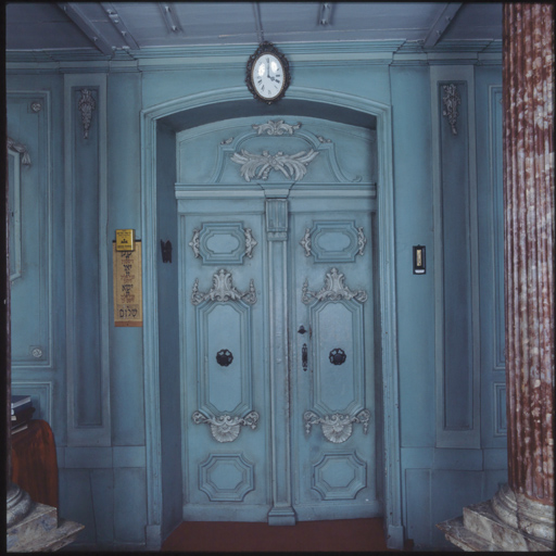 Salle de prière. Porte d'entrée sous la tribune.