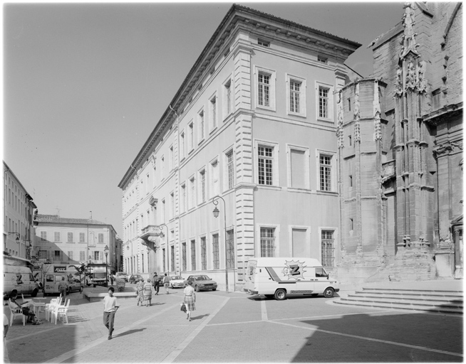 Vue de volume et façade antérieure ouest.