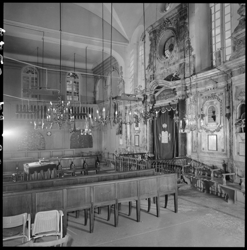 Salle de prière. Vue d'ensemble depuis le sud.