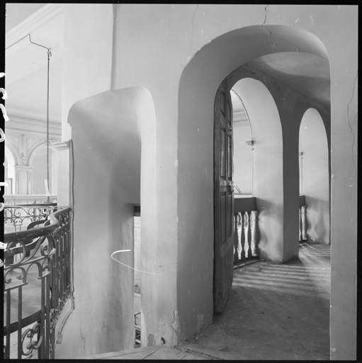 Salle de prière. Débouché de l'escalier de la tribune de l'officiant et entrée de la tribune de l'angle sud-ouest.