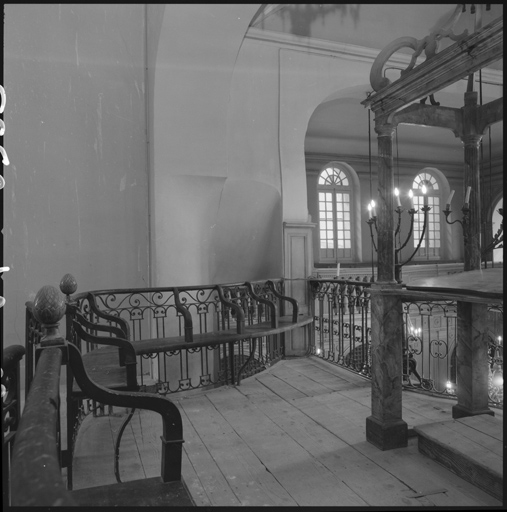 Salle de prière. Tribune de l'officiant.