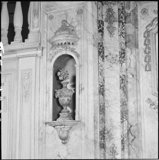 Salle de prière. Lambris au nord de l'arche sainte : niche avec vase.