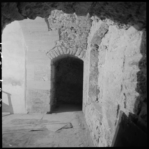 Rez-de-chaussée. Porte donnant sur la boulangerie.