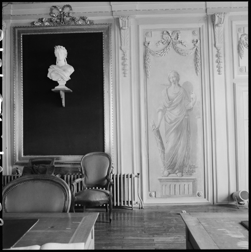 Salle d'assises, détail du panneautage du mur sud, panneau droit.