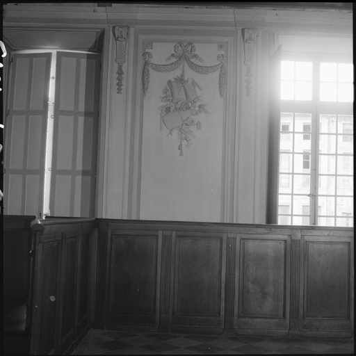 Salle d'assises, panneau sculpté, mur ouest : trophée de jardinier.