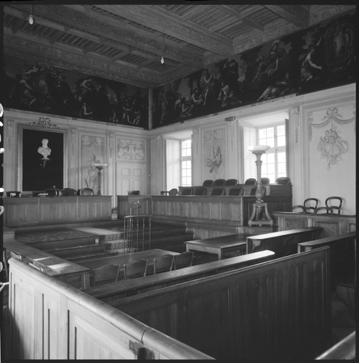 Premier étage. Salle d'assises, vue d'ensemble vers le sud-ouest.