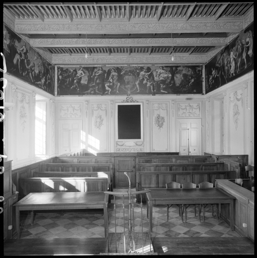 Salle d'assises, vue d'ensemble prise vers le nord.