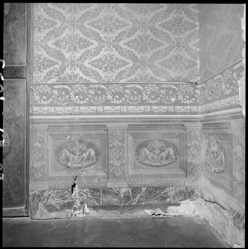 Salle du trône, alcôve, papier peint en grisaille XIXe.