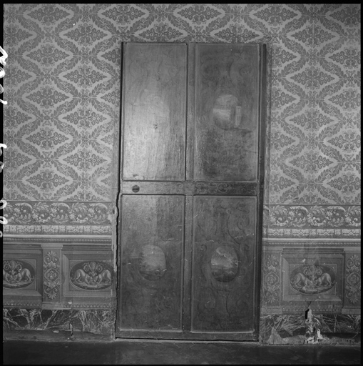 Salle du trône, porte dans l'alcôve, vue d'ensemble.