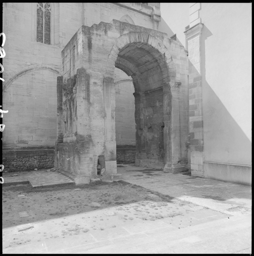 Arc monumental (dans la cour du palais), vue d'ensemble prise du nord.