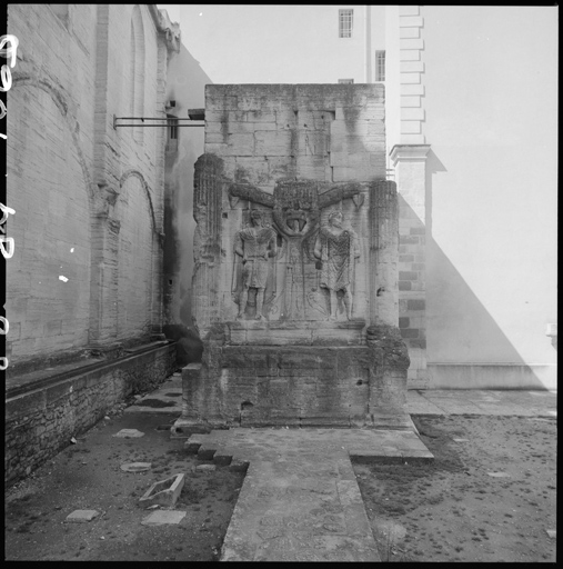 Arc monumental (dans la cour du palais), élévation latérale est.