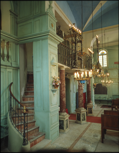 Salle de prière. Tribune, vue de volume.