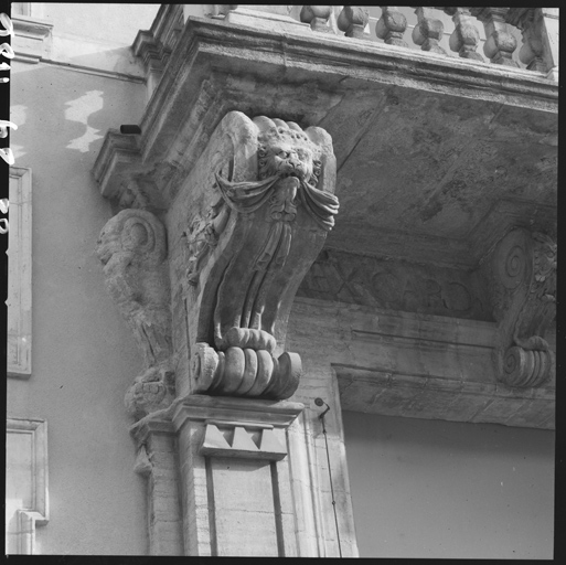 Balcon de la façade ouest, détail d'une console.