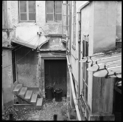 Hôtel A, face de C sur la cour, porte d'entrée.