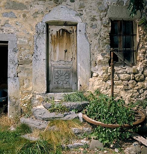 Vue d'ensemble avec l'inscription sur le linteau.