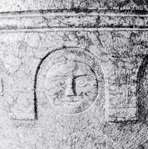 Détail de la cuve : face humaine.