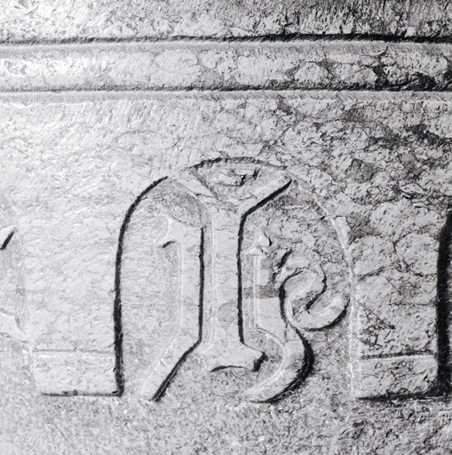 Détail de la cuve : inscription.