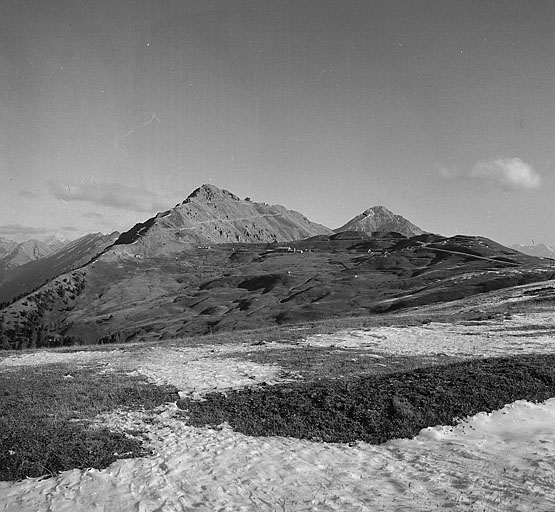 Plateau du Gondran vu de l'ouest depuis le carrefour de la Patte d'Oie. Au centre gauche, la crête de Château Jouan et l'ouvrage du Janus. A l'arrière plan, le Chaberton.
