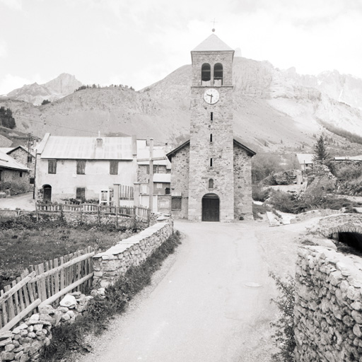 Vue générale, prise du sud, façade du clocher.