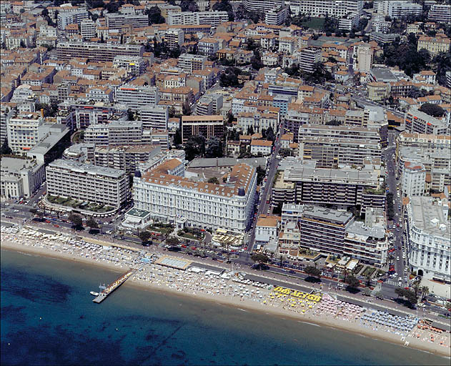 Vue aérienne prise du sud.