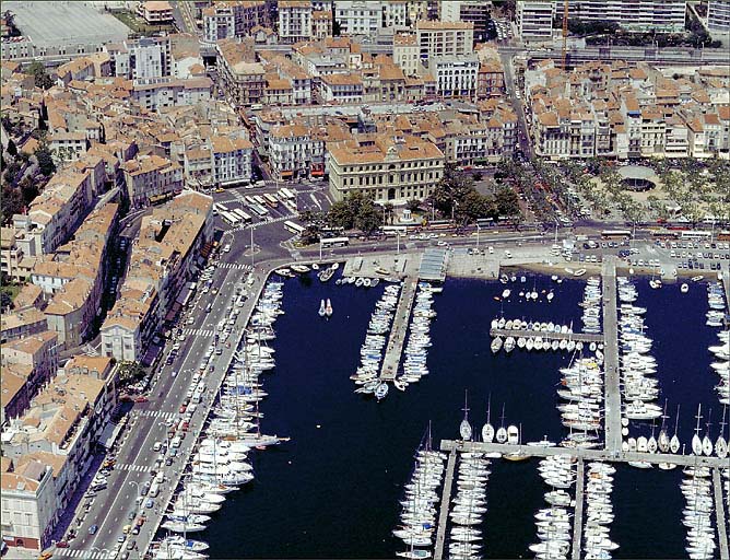 Vue aérienne prise du sud.