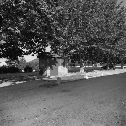 Terre-plein et pont à bascule.