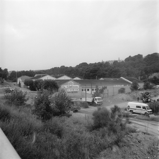 Vue d'ensemble du sud-est. Travaux échangeur. Village de La Cadière.