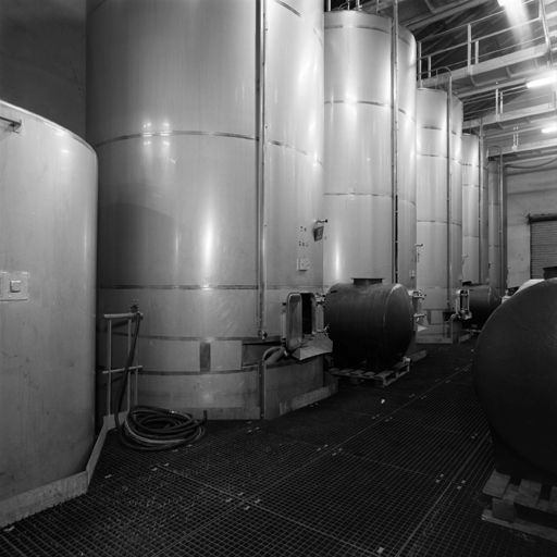 Cuves inox avec régulateurs thermiques.