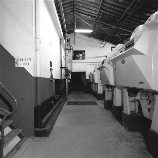 Cuverie de béton et fouloirs.