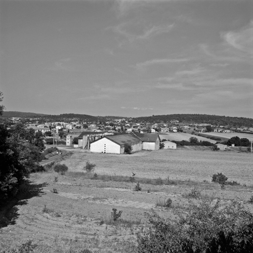 Village et cave vus de l'ouest.