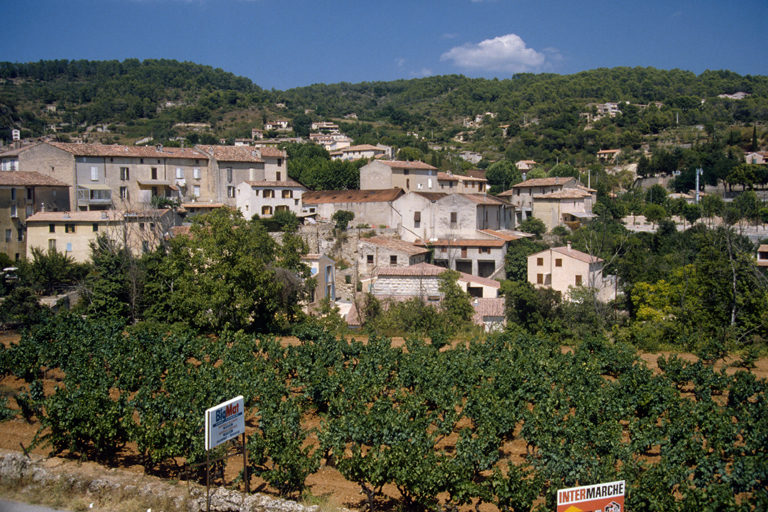 Volume et village vus du sud-ouest.