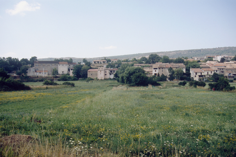Village et coopérative vus du sud-est.