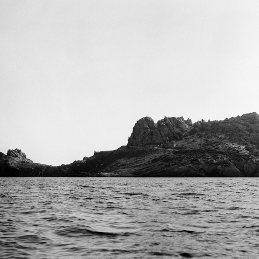 Cap et batterie des Mèdes vus de l'ouest, depuis la mer.