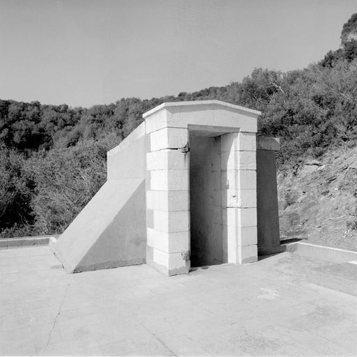 Tour réduit. Débouché supérieur de l'escalier d'accès à la terrasse.