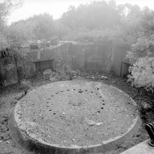 Deuxième pièce. Vue intérieure de la cuve. Au centre, assise et sous-sellette de la pièce ; dans parois, niches à munitions.