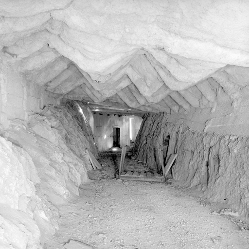 Tranchée de la voie reliant les deuxième et troisième pièces. Au fond, façade arrière du bloc de la troisième pièce. Au-dessus, couche de camouflage.