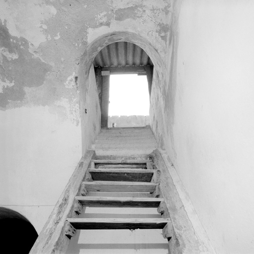 Réduit. Vue intérieure de l'escalier menant à la terrasse.