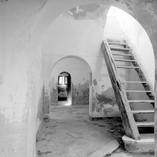 Vue intérieure du rez-de-chaussée. A droite, escalier d'accès à la terrasse.