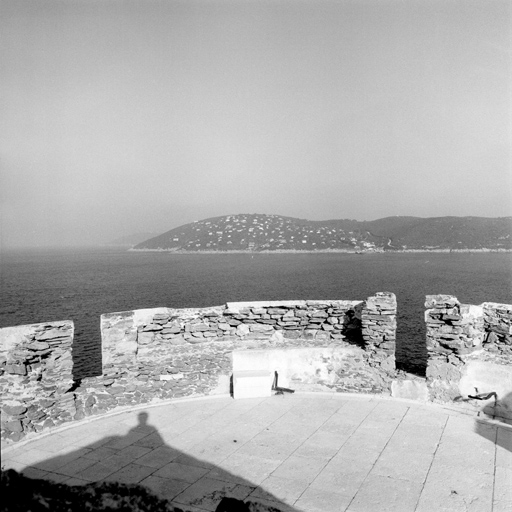 Tour. Vue de la plateforme supérieure prise vers l'île du Levant.