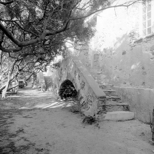 Façade ouest du casernement pris obliquement du sud.