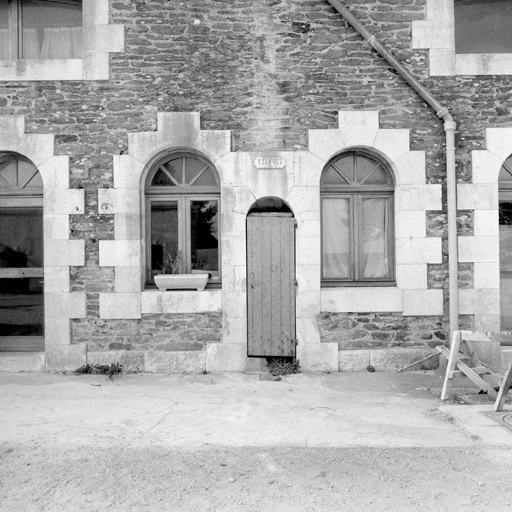 Détail de façade des casemates-logements. Au centre, niche de la pompe.