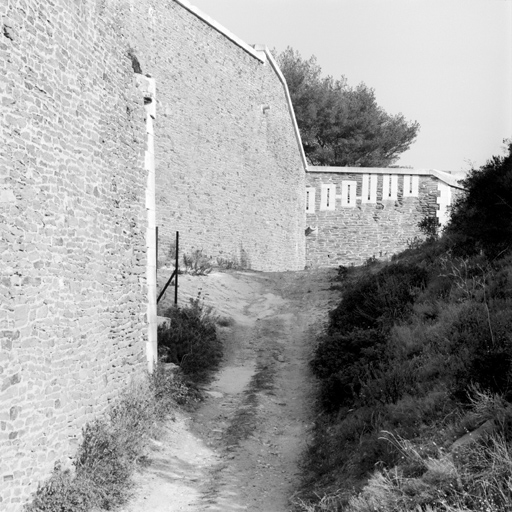 Front est vu du sud, dans l'axe du fossé.