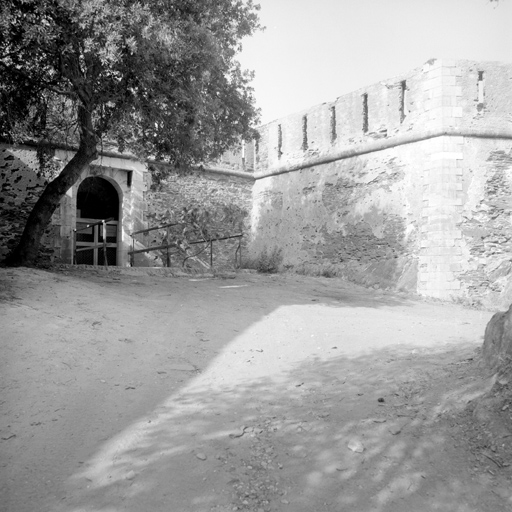 Front de gorge et porte principale.