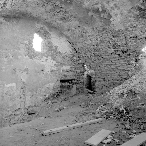 Intérieur de l'étage de la tour. Au centre à droite, départ de l'escalier menant à la plateforme.