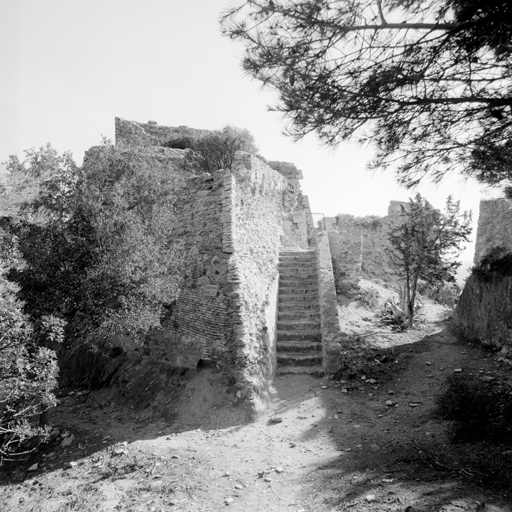 Saillant ouest de l'enceinte vu en capitale. A droite escalier d'accès à la porte du fort.