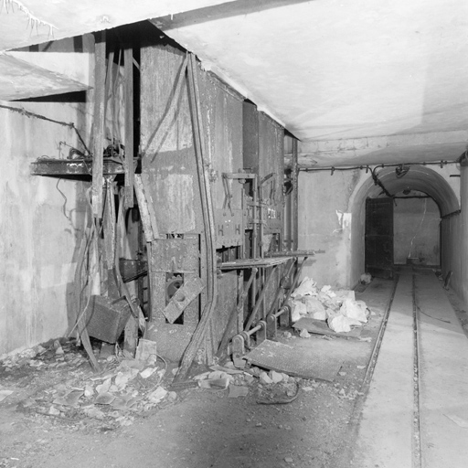 Magasin à munitions souterrain. Poste bas des monte-charges.